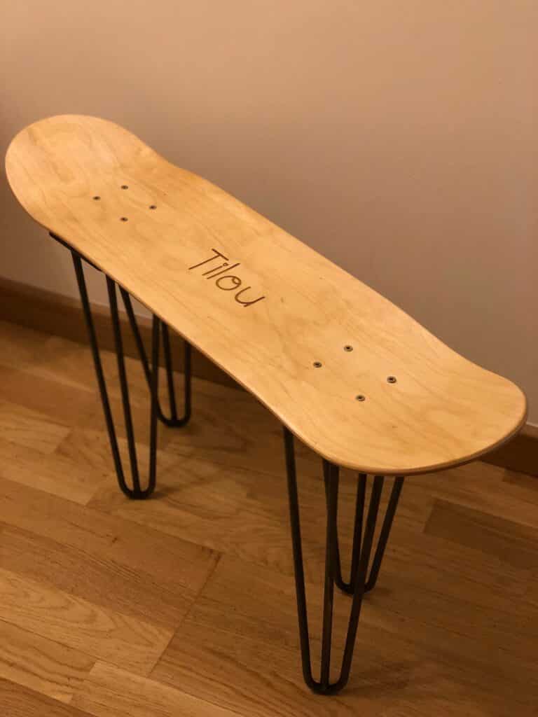 gravure sur skate en bois