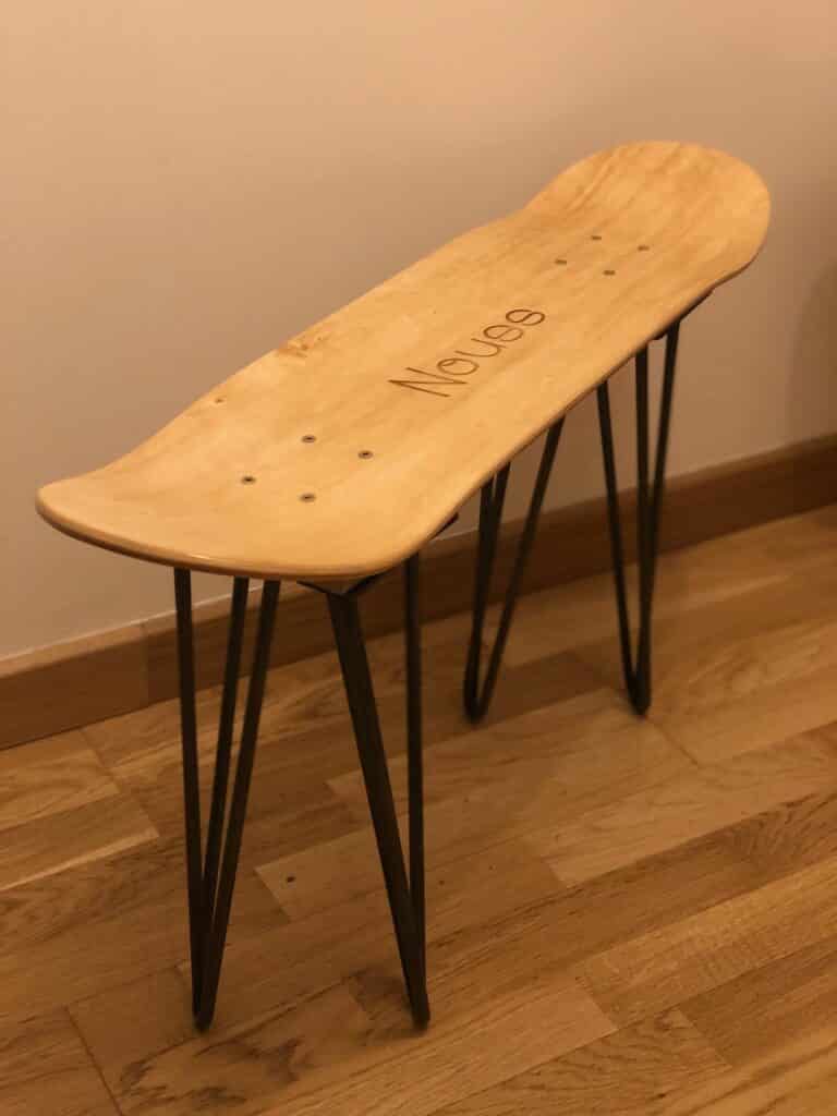 Graure sur skate en bois